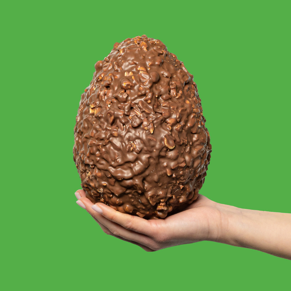 uovo di cioccolato al latte ricoperto di arachidi tostate e salate