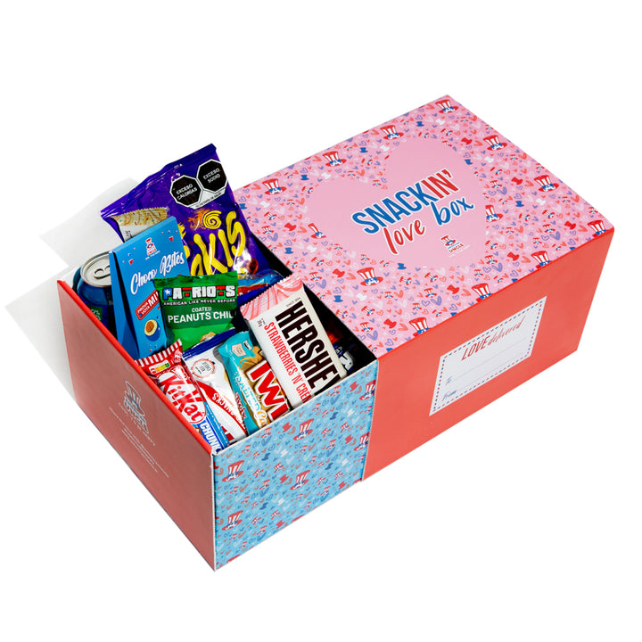 Snackin' Love Box, doos met 40 zoete producten, hartige snacks en dranken