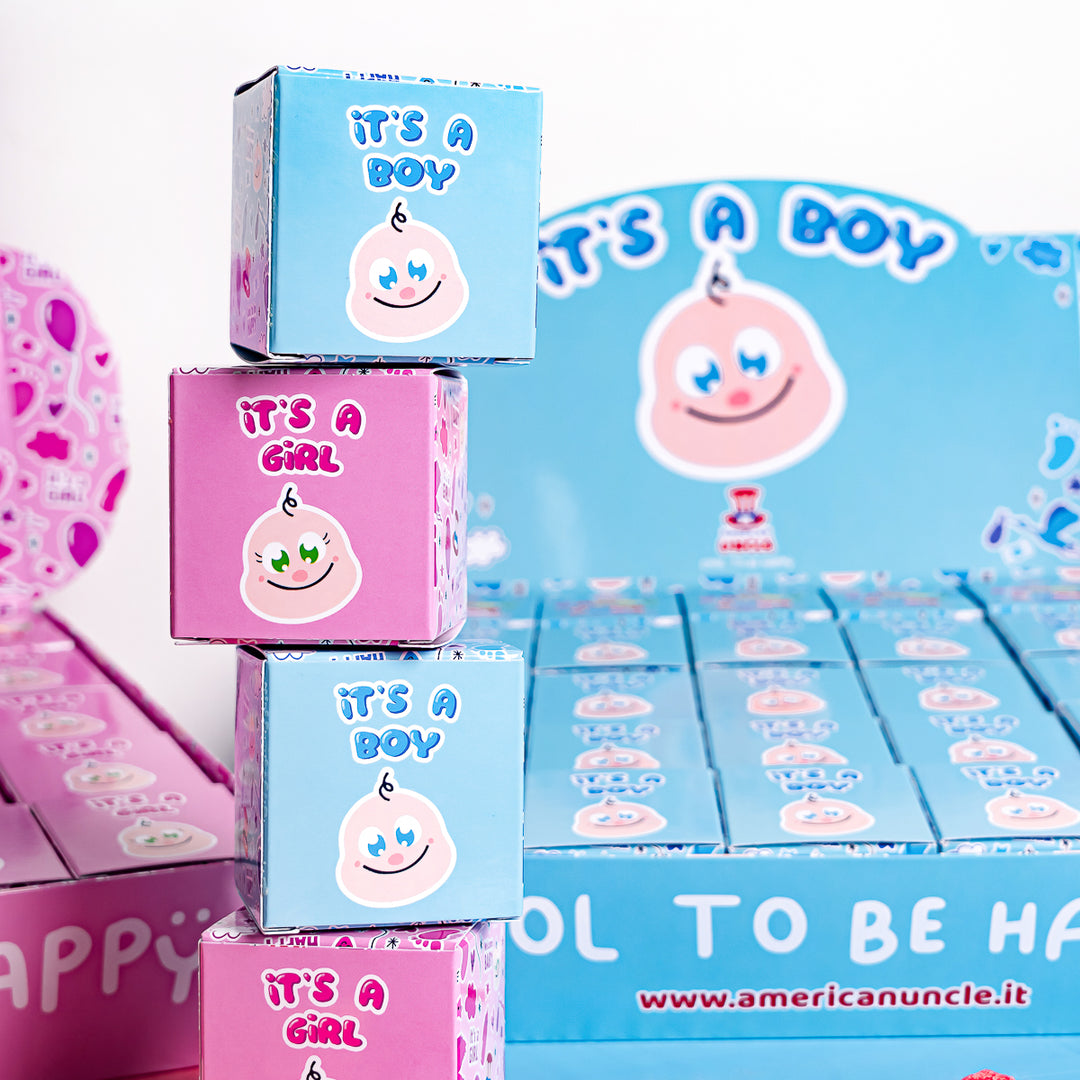 Regalini per baby shower: scatoline di caramelle gommose It's a boy and It's a girl con espositore
