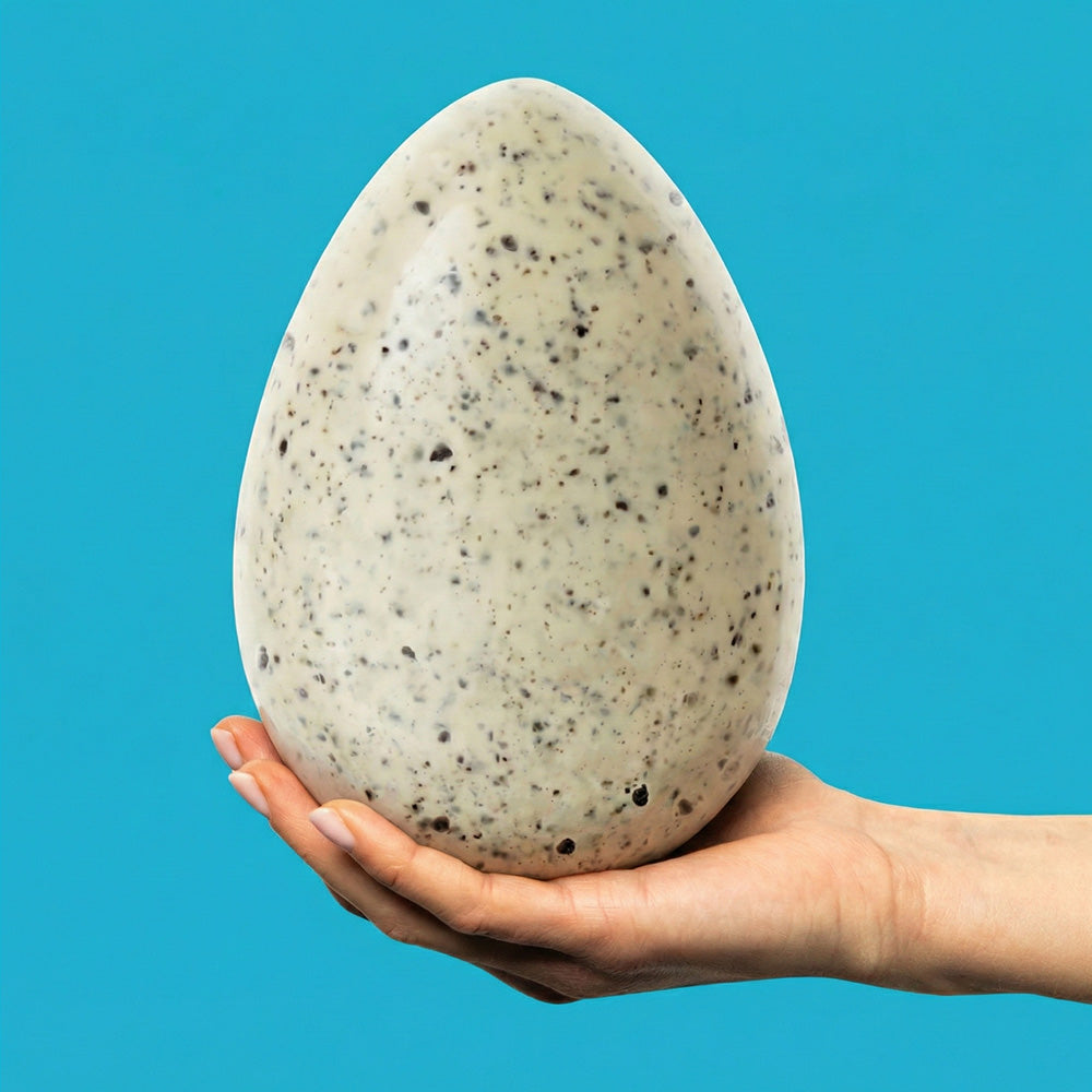 American Uncle egg cookies and cream in mano