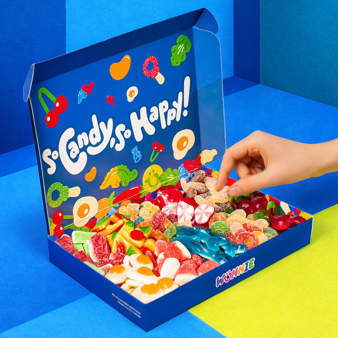 Candy box con 1kg di caramelle gommose, blu con scritta So candy so happy e mano che prendono le caramelle