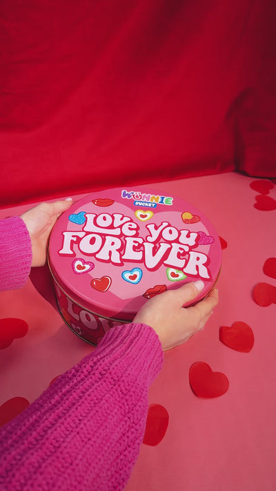 Video di apertura con focus su caramelle gommose della latta "Love you Forever"