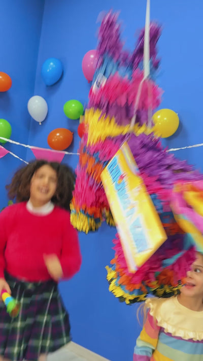 Bambine che si divertono con la pentolaccia