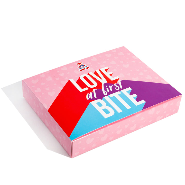 Love Bites Box, verpakking van 12 doosjes chocolade en snoepjes 